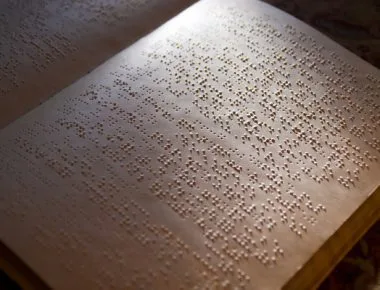 Botime të alfabetit Braille për nxënësit me pengesa në të pamurit