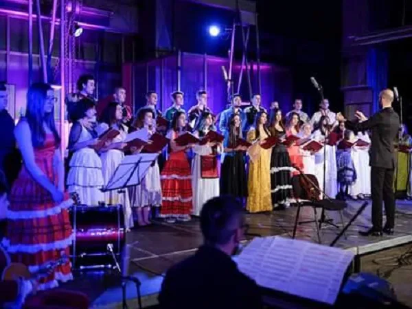 “Simbioza”: Këngë për fusionin e diversitetit