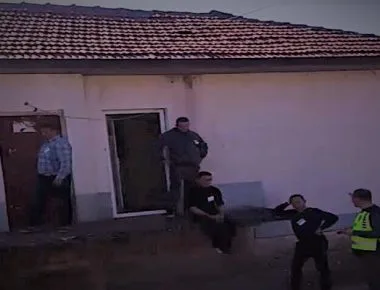 Në objektin e njëjtë qëndron vendvotimi dhe shtabi partiak