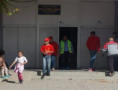 Adoleshentët me simbole partiake i shoqërojnë prindërit në votim