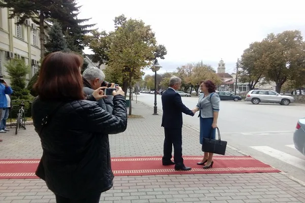 Taleski e dorëzoi pushtetin në Manastir sikur në film!