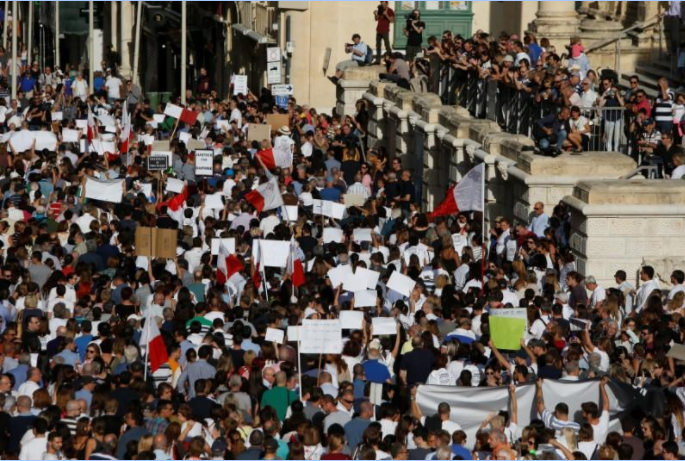 Demonstruesit kërkojnë drejtësi për vrasjen e gazetares Dafne