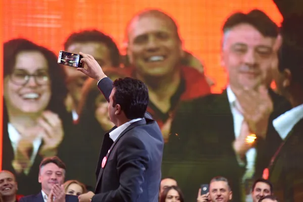Zaev: Ia kthejmë shpinën motit të keq për Shkupin!