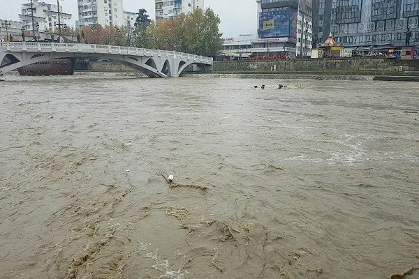 Lumi Vardar del nga shtrati