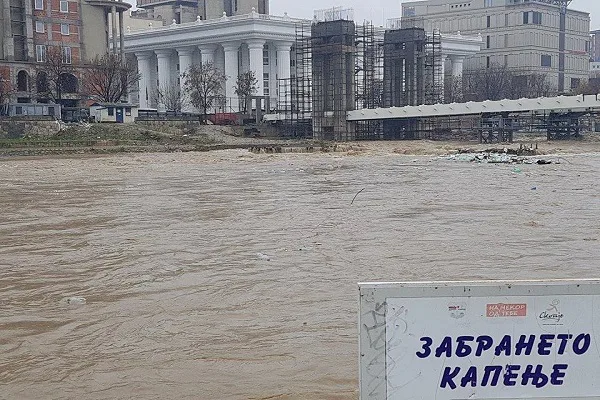 Lumi Vardar del nga shtrati