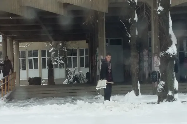 Shërbimet “të befasuar” – nxënësit pastrojnë borën