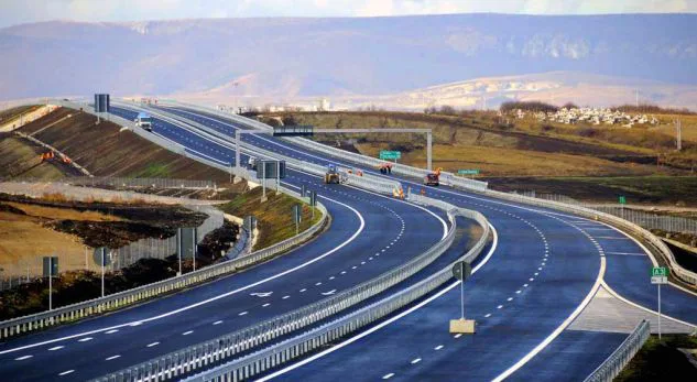 Taksa në Rrugën e Kombit, kaq do të rriten çmimet e biletave të autobusëve për në Shqipëri
