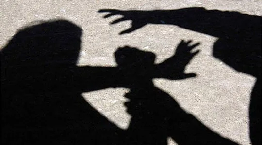 Disa persona të lënduar në një përleshje me grushte dhe sëpata në Strumicë