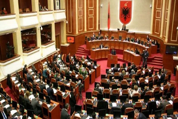 DASH i ndalon hyrjen në SHBA deputetit shqiptar Tom Doshi