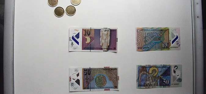 Bankënotat e letrës prej 10 dhe 50 denarë prej sot zëvendësohen me bankënota polimere