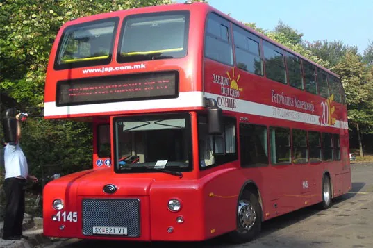 Një autobus i NTQ-së ishte ndaluar me dhunë dhe goditur me gurë