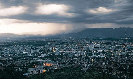 Reshje të rrëmbyeshme, breshër dhe bubullima pasdite dhe nesër