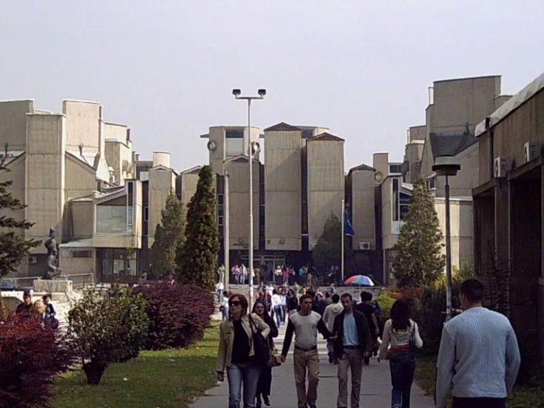 Tre shqiptarë me notë mesatare 10 në Universitetin “Kirili dhe Metodi”