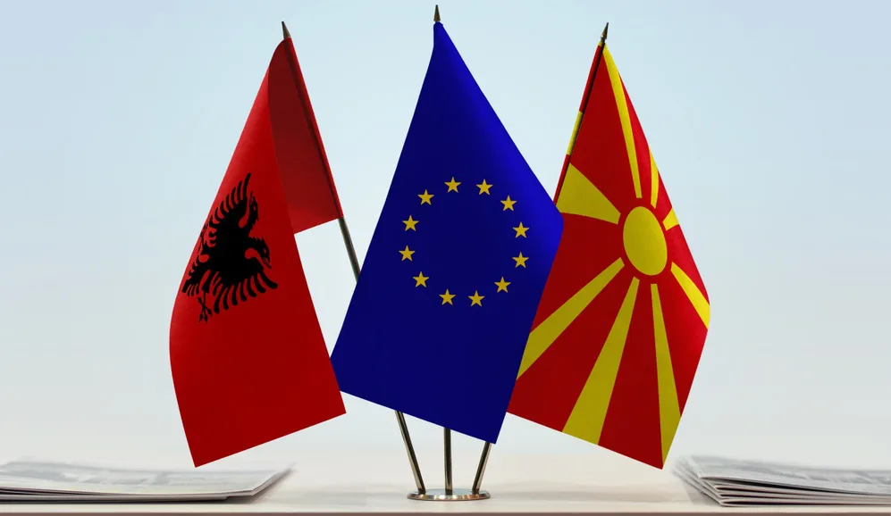 DW: A po kushtëzohet Shqipëria për kampin e refugjatëve dhe Maqedonia për shtetin e së drejtës?