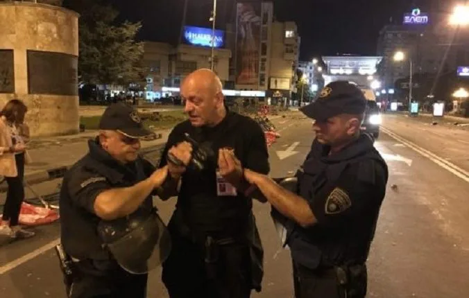 (Video) Gazetari i arrestuar me kërcënim drejtuar ambasadorit Xhes Bejli