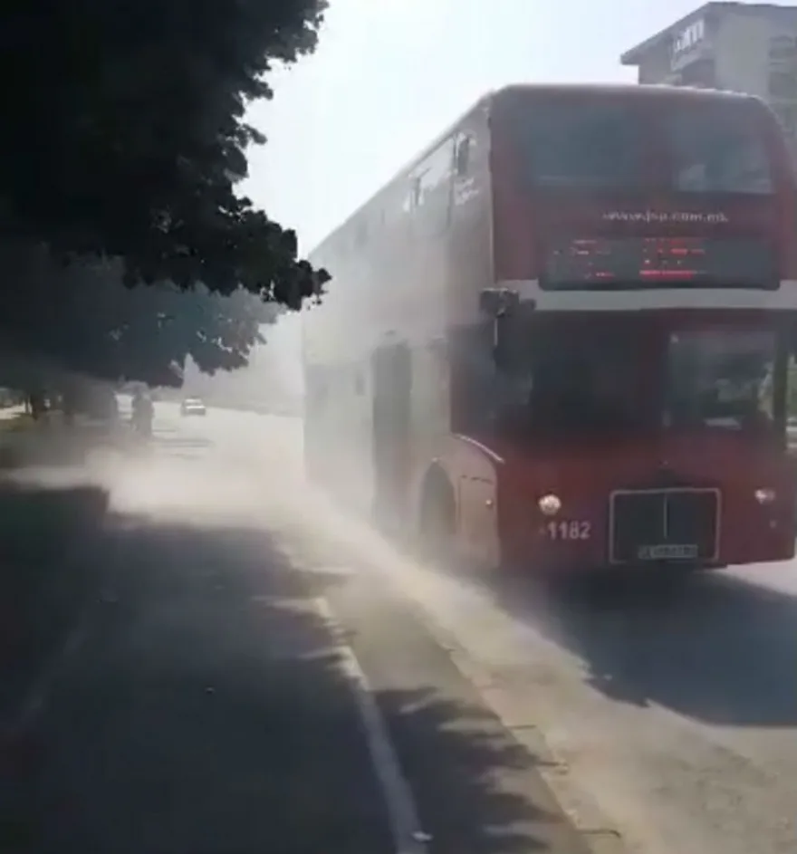 Autobusi përfshihet nga zjarri, njerëzit në panik dalin prej tij (VIDEO