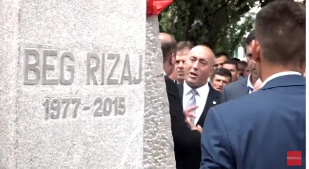 Incident në Deçan, vëllai i Beg Rizajt nuk e lejon Haradinajn të zbulojë shtatoren (VIDEO)