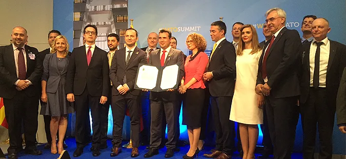 Maqedonia edhe zyrtarisht e ftuar në NATO, fokusi tani tek referendumi