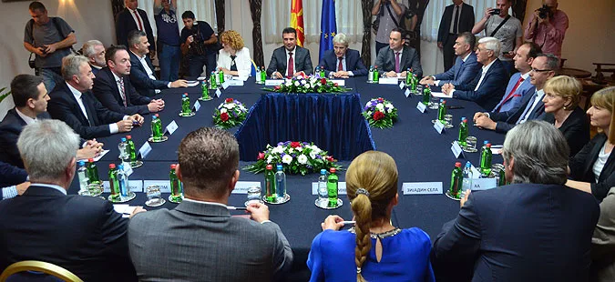 Zaev e publikoi pyetjen e mundshme të referendumit, takim i ri i liderëve në mesditë
