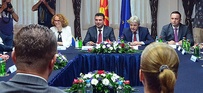 Zaev, Mickoski, Ahmeti dhe Kasami në takim liderësh në Klubin e deputetëve