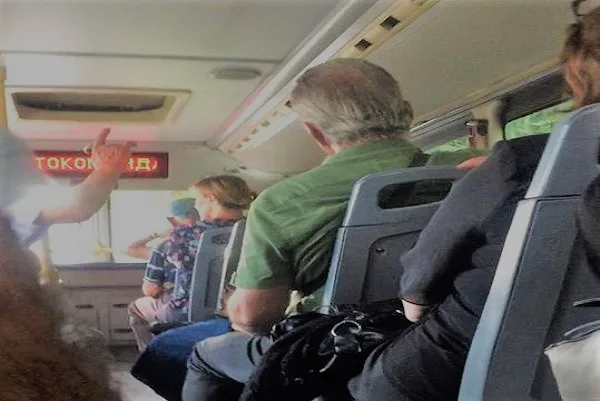 Pensionistë këndojnë në autobus
