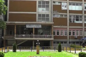 I punësuari gjen pistoletë dhe të holla në tualetin e spitalit në Gostivar