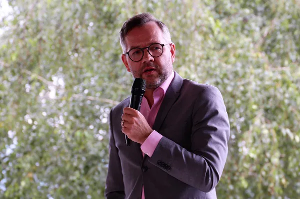 Roth: Politika nuk është lojë!