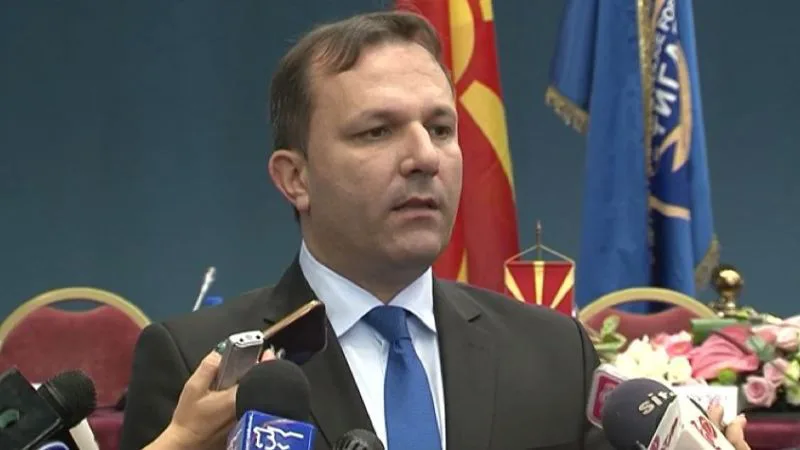 Spasovski në Tabanoc ndan fletushka edhe në shqip
