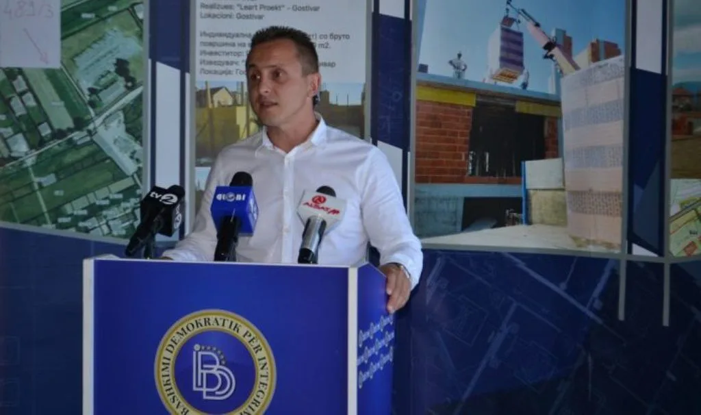 BDI dega Gostivar: Taravari me familjarët e tij ndërton shtëpi në teren sportiv