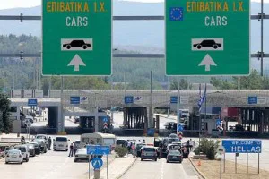 Një greke është munduar nga Maqedonia në Greqi ta nxjerrë foshnjën e saj të fshehur në valixhe
