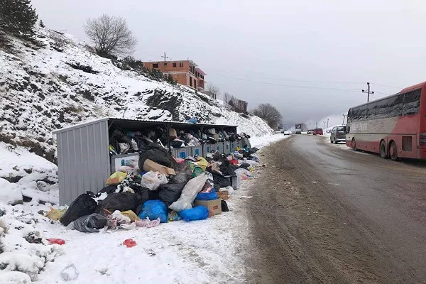 Kodra e Diellit ende me mbeturina – kontejnerët janë të vendosura, por nuk mirëmbahen