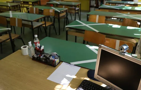 Nxënësit e shkollave të mesme do ta bojkotojnë mësimin nëse për një muaj nuk fillon të zbatohet modeli i kombinuar