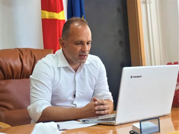 Filipçe: Nuk është e saktë se të gjithë të sëmurët kronikë kthehen në punë