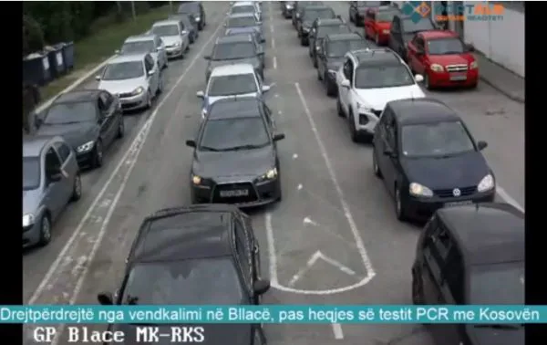 Pavarësisht thirrjeve të autoriteteve për udhëtim të domosdoshëm, kolona me automjete në pikën kufitare “Bllacë”, pas heqjes së testit PCR