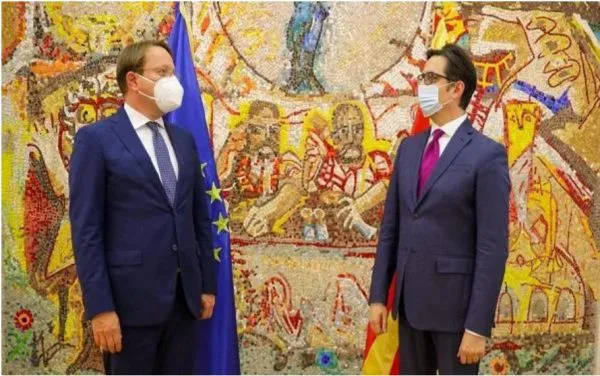 Pendarovski-Varhei: Raporti jep shtytje për intensifikim të mëtutjeshëm të reformave dhe është një hap drejt fillimit formal të negociatave inkuadruese me BE-në