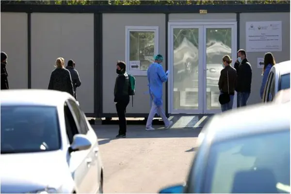 Numri i të infektuarve të rinj mbi një mijë, në klinikat interne të Shkupit ka krevate të lira