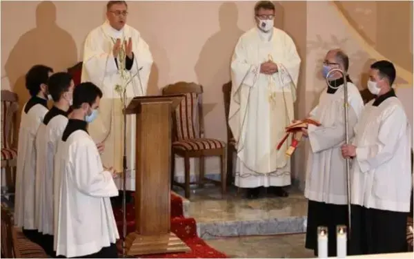 Katolikët e festojnë Lindjen e Krishtit – Krishtlindjet
