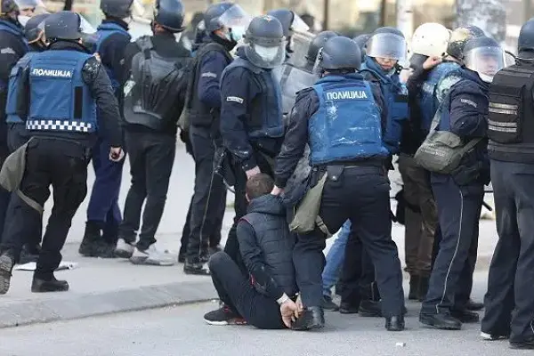 7 policë të lënduar dhe 8 persona të arrestuar nga protesta kundër rastit “Monstra”