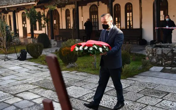 Përfaqësues qeveritar vendosën lule në varrin e Goce Dellçevit