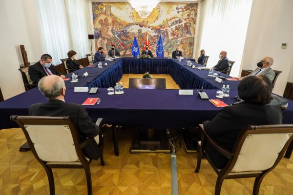 Takim i presidentit Pendarovski me kryetarin dhe gjykatësit e Gjykatës Kushtetuese