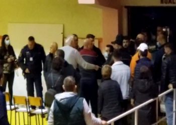 Radhë në hyrje të një KZAZ-je në Vlorë, pezullohet përkohësisht dorëzimi i kutive