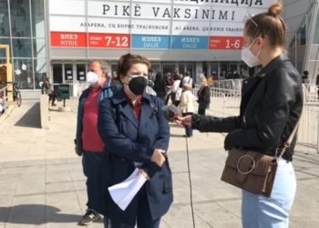 Fillon vaksinimi i gazetarëve