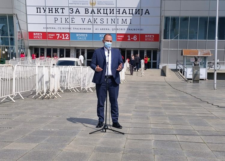 Filipçe: Me sjelljen dhe përgjegjësinë personale kontribuojmë për përfundim më të shpejtë të kësaj vale të tretë deri më tani më të fuqishme