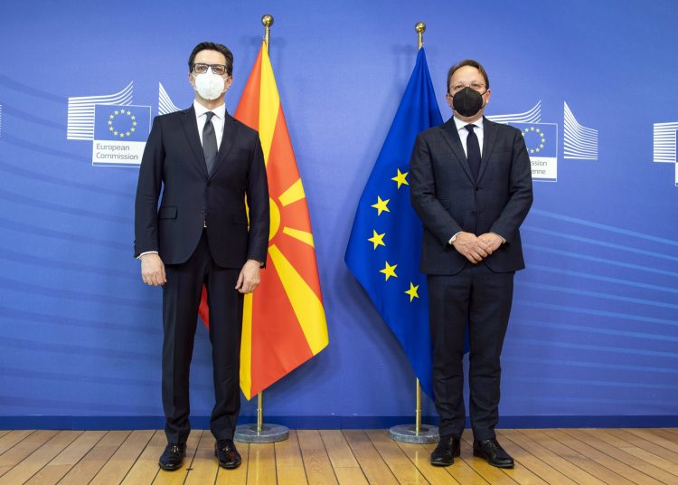 Varheji pas takimit me Pendarovskin bëri thirrje në zgjidhje mes Shkupit dhe Sofjes
