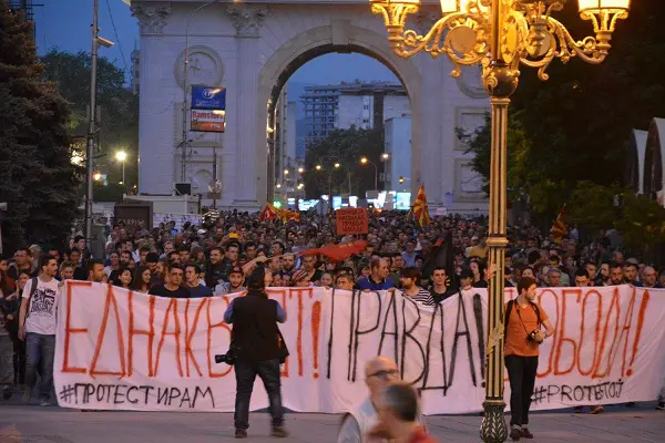 Pesë vite Revolucioni i Larmë, lufta vazhdon