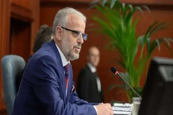 Kryetari Xhaferi këmbëngul se ai ndoqi protokollin COVID-19 të Parlamentit pasi deputetët e infektuar morën pjesë personalisht në seancë
