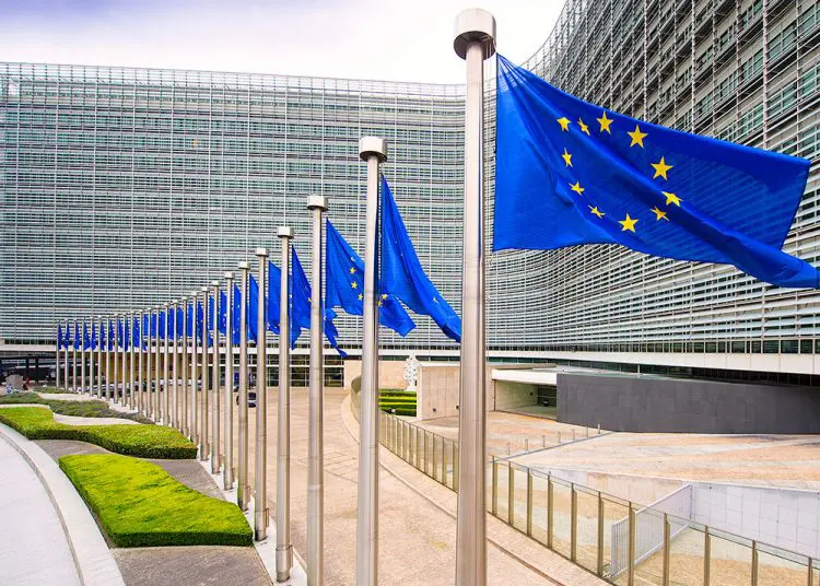 “Euraktiv”: Pritet në qëndrim më të fuqishëm nga Brukseli që të qetësohen pasionet prejse “non pejperi” e tronditi Ballkanin