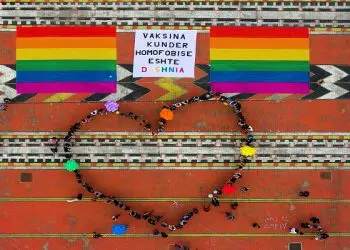 Foto e ditës: Vaksina kundër Homofobisë është Dashnia!