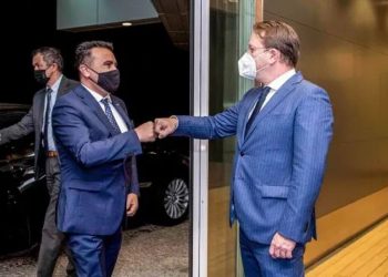Për gjuhën dhe identitetin maqedonas nuk mund të bisedohet, porositi Zaevi në takimin me Fon der Lajenin