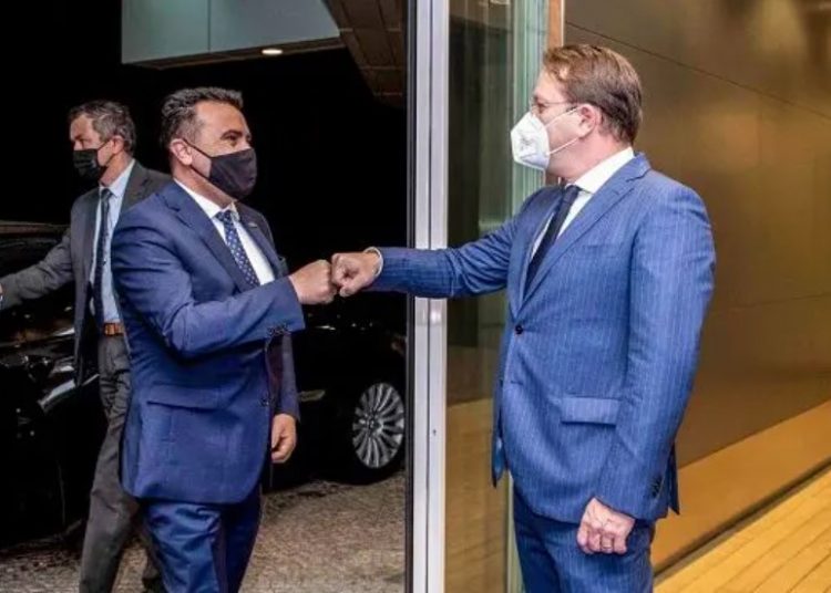 Për gjuhën dhe identitetin maqedonas nuk mund të bisedohet, porositi Zaevi në takimin me Fon der Lajenin